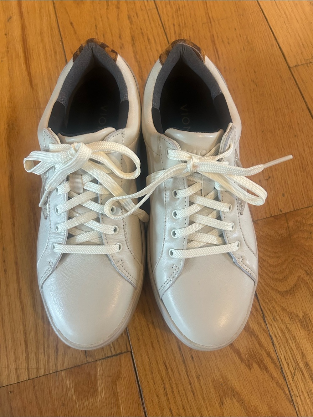 Vionic women’s casual sneaker KearnyLace 7.5 W worn twice. Very clean .
